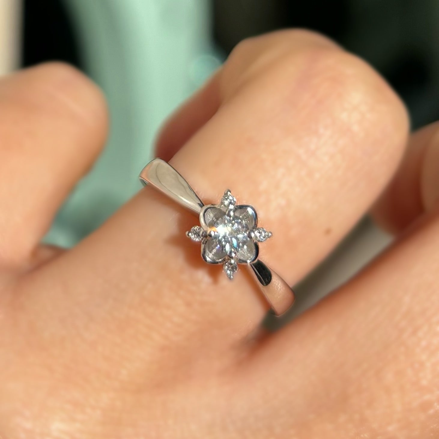 Разкошен златен пръстен от колекция Fantasy във форма на цвете с пет диаманта